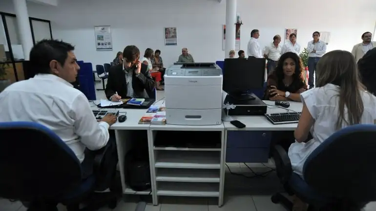 Cuatro de cada diez jefes de hogar reciben un ingreso inferior al salario mínimo vital y móvil