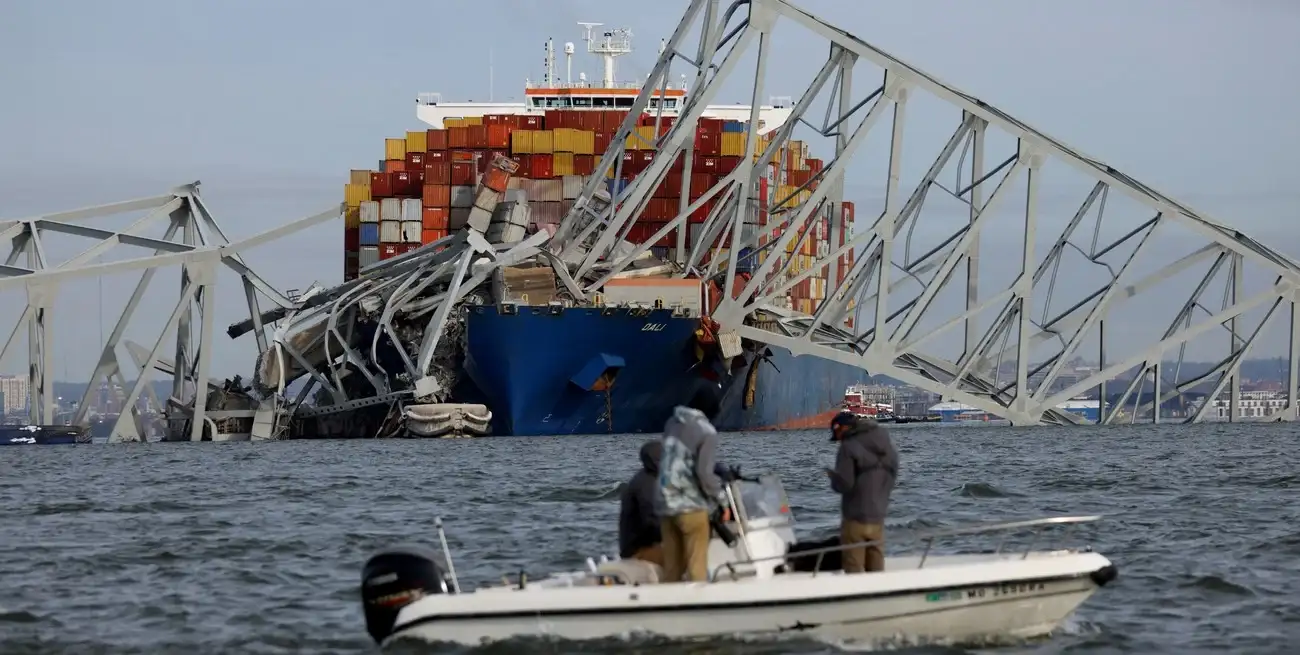El operativo montado alrededor del Francis Scott Key Bridge. Crédito: Julia Nikhinson/Reuters