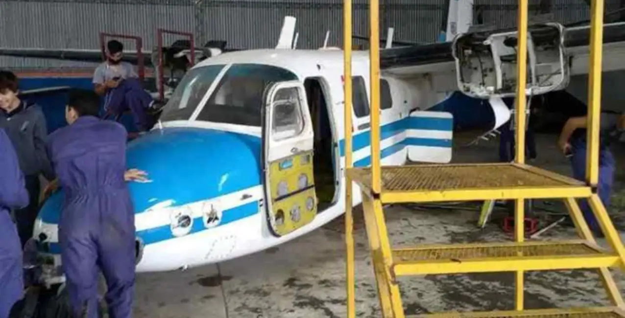 Estudiantes de una escuela técnica repararon un avión que participó en Malvinas