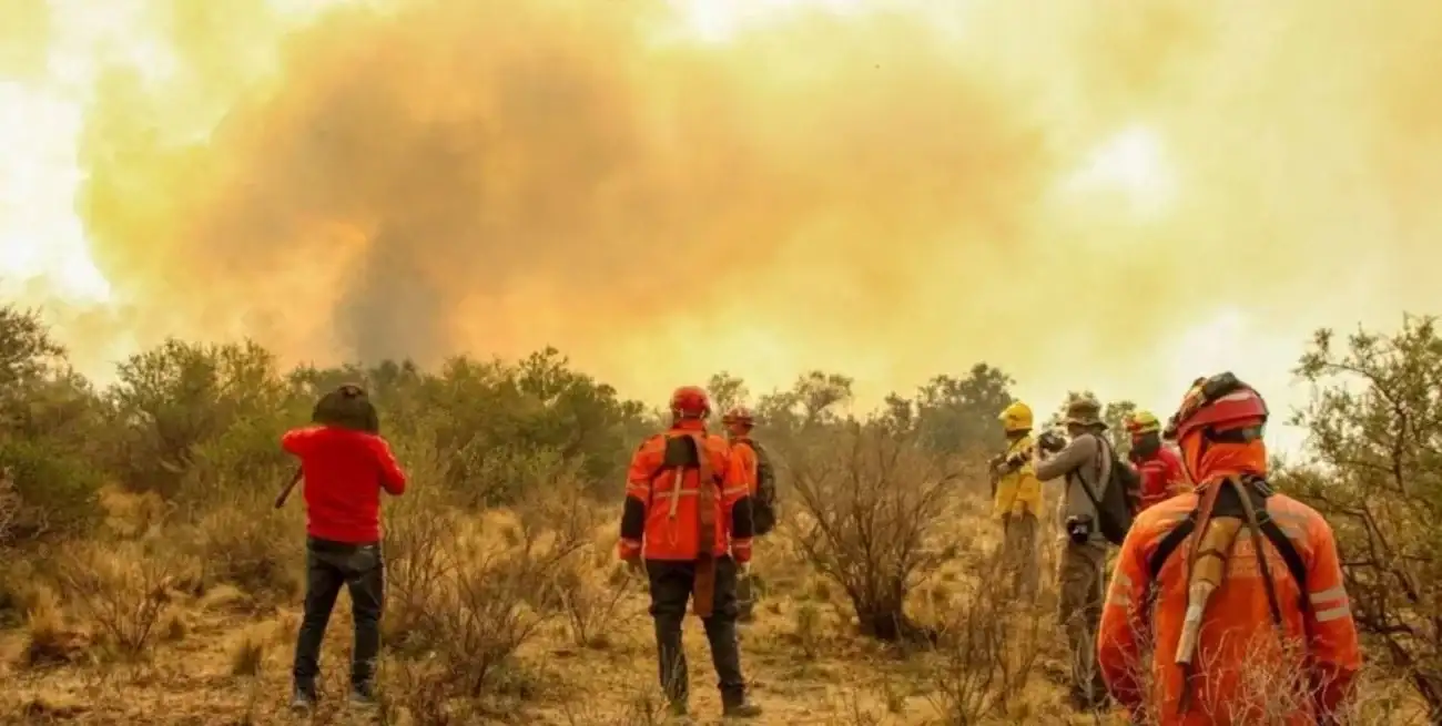 Un incendio forestal que comenzó el lunes en la localidad riojana de Guanchín continúa activo este viernes
