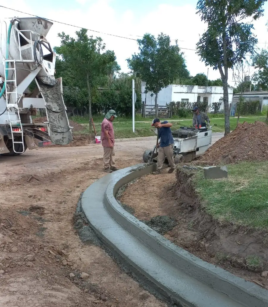 Personal comunal finalizando la construcción del cordón cuneta.