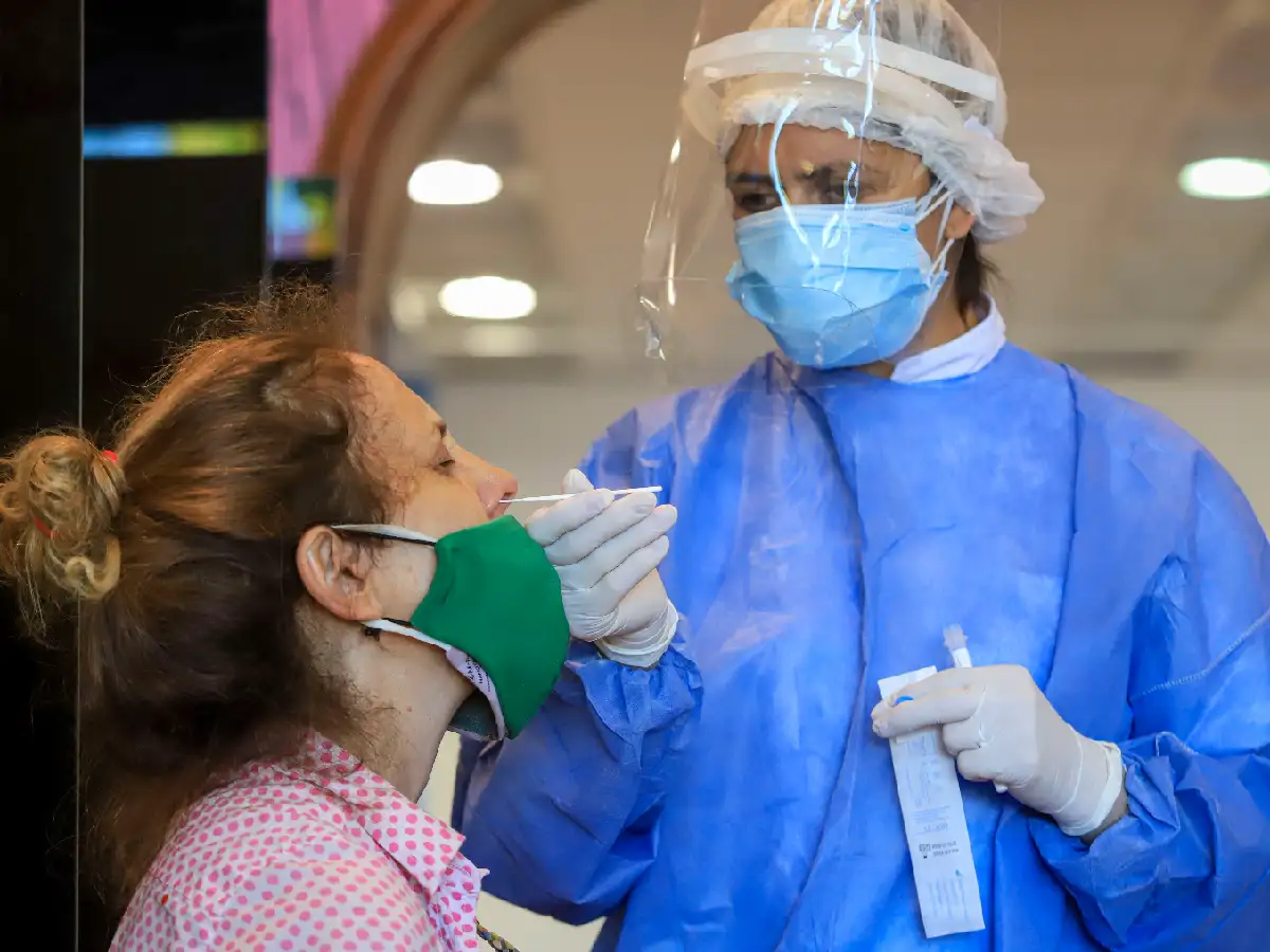 Argentina comenzó el año con 44% más de casos de coronavirus que como finalizó 2020