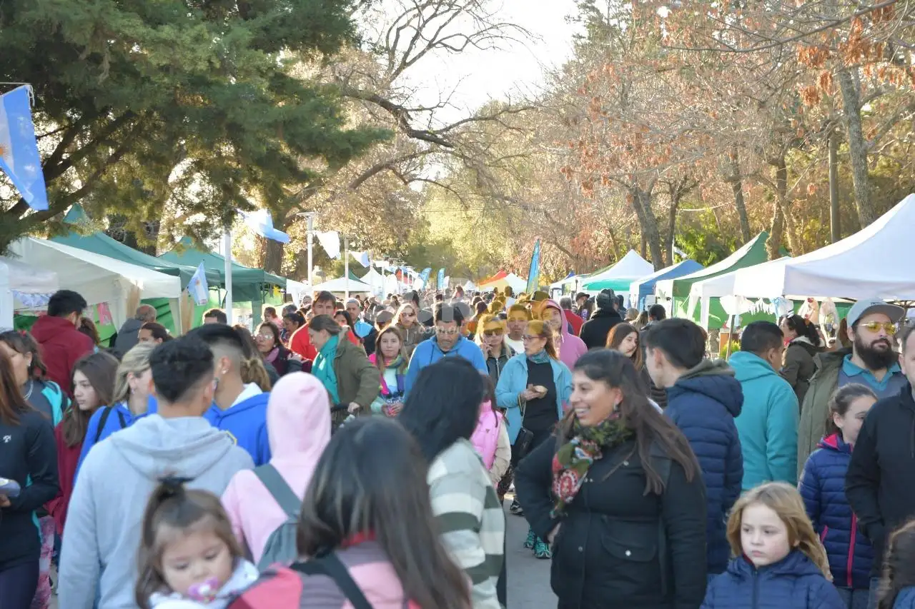 Multitudinaria feria con 300 emprendedores en el Parque Municipal