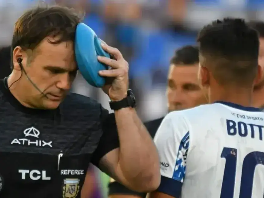 n el estadio Víctor Legrotaglie, cuando el partido se iba a reanudar con el segundo tiempo, el asistente Diego Martín recibió un golpe en su cabeza con un elemento contundente que además de lastimarlo, le produjo mareos, por lo que el árbitro Andrés Merlos decidió suspender el encuentro, que hasta ese momento estaba 0 a 0.