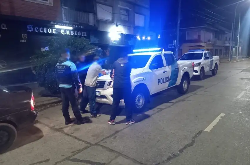 Frenan un auto y detienen a dos de los ocupantes por ser prófugos de la Justicia