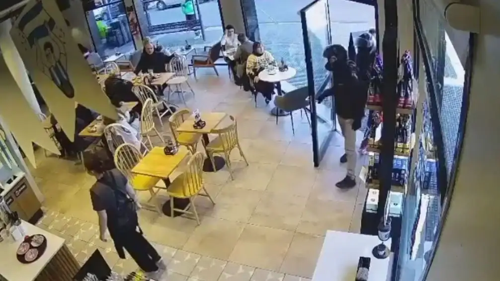 Una pareja fue asaltada mientras tomaba un café y sospechan de una salidera bancaria.