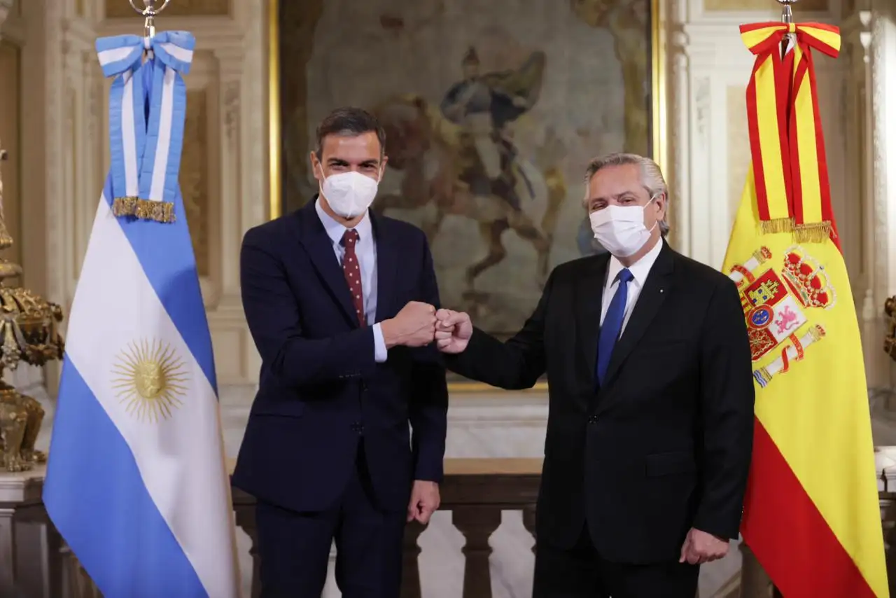 Fernández y Sánchez encabezaron una reunión de trabajo con empresarios argentinos y españoles