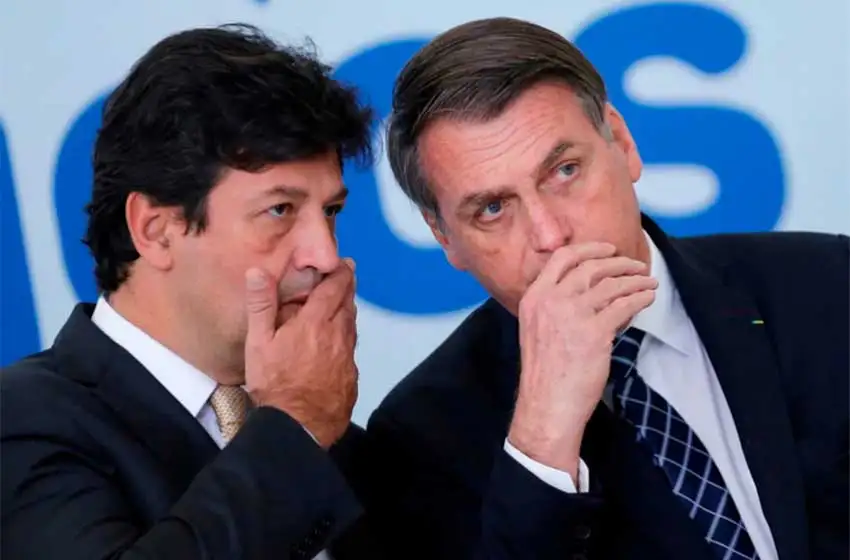 Bolsonaro despidió a su ministro de Salud