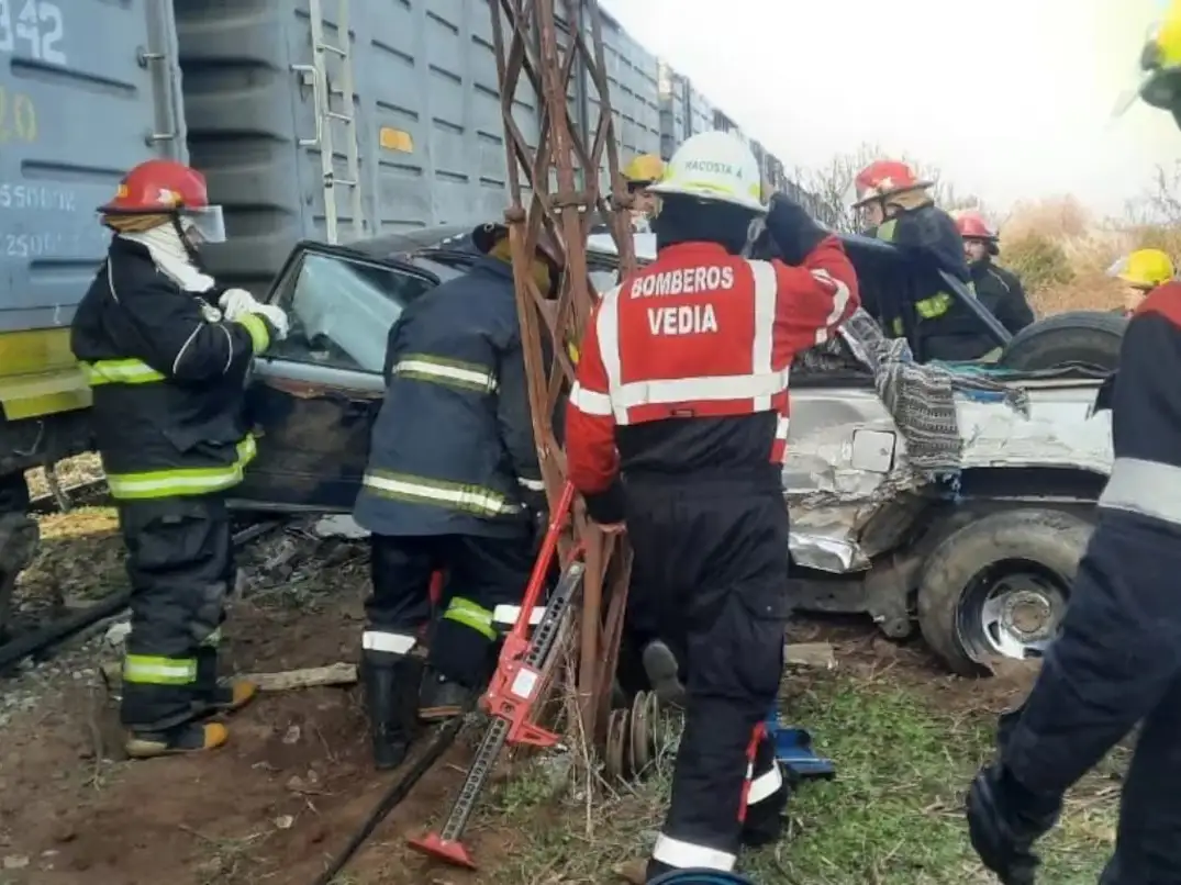 Grave accidente en Vedia: un tren embistió a una camioneta detenida sobre las vías.