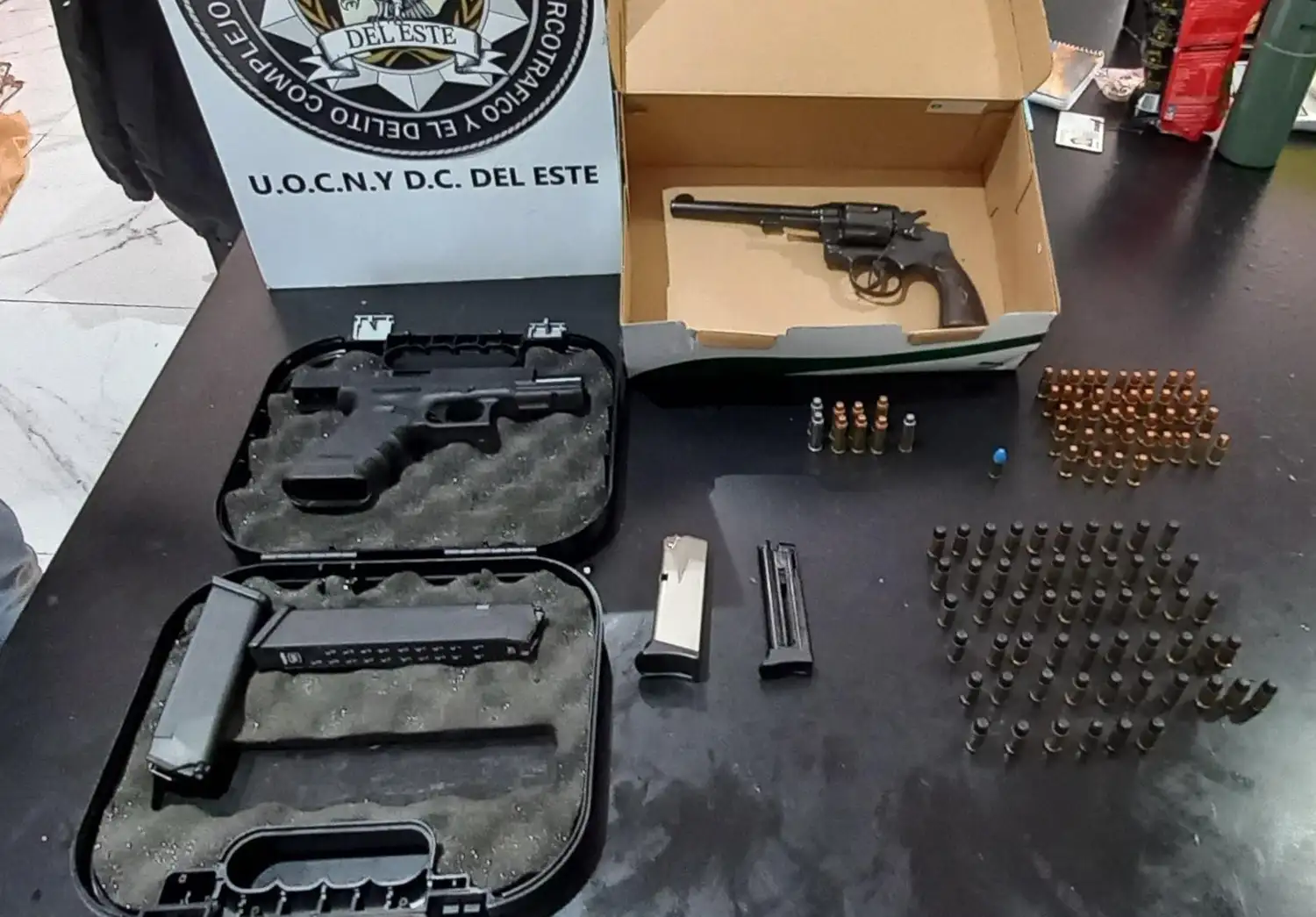 Además de drogas, dinero en efectivo y demás elementos se secuestraron armas y proyectiles.