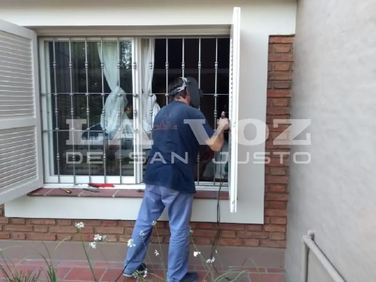 Rompieron rejas y robaron en casas en plena mañana