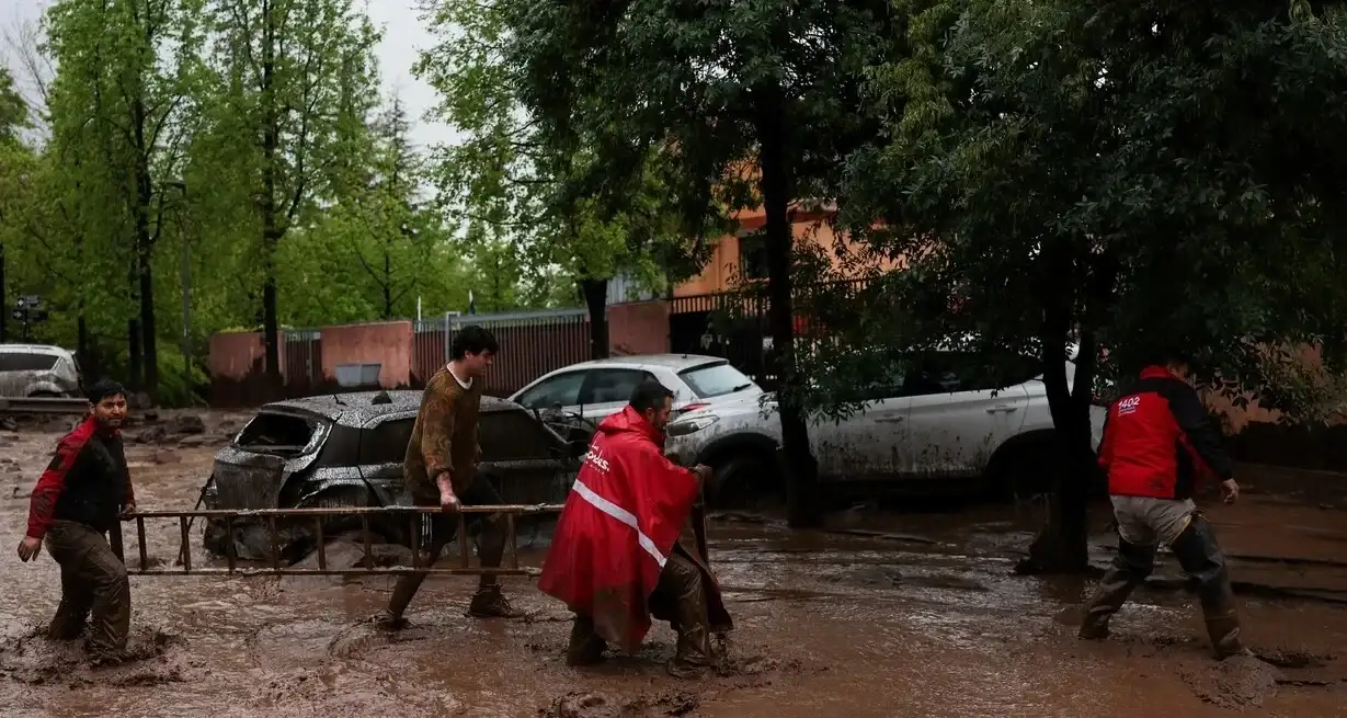 Decretaron el alerta roja en diez comunas de la Región Metropolitana.
