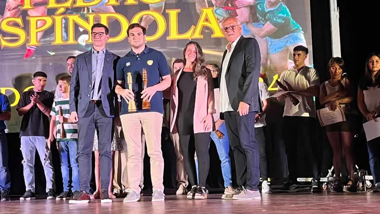 Pedro Espíndola, el Venado Dorado 2024. Entregaron Daniel Di Lena, vicepresidente ejecutivo de Lotería de Santa Fe; la madrina del evento, la patinadora múltiple campeona mundial Luciana Letona; y Luis Antonelli, secretario del Círculo de Periodistas Deportivos. Foto: Laura Avila - Radio Jota
