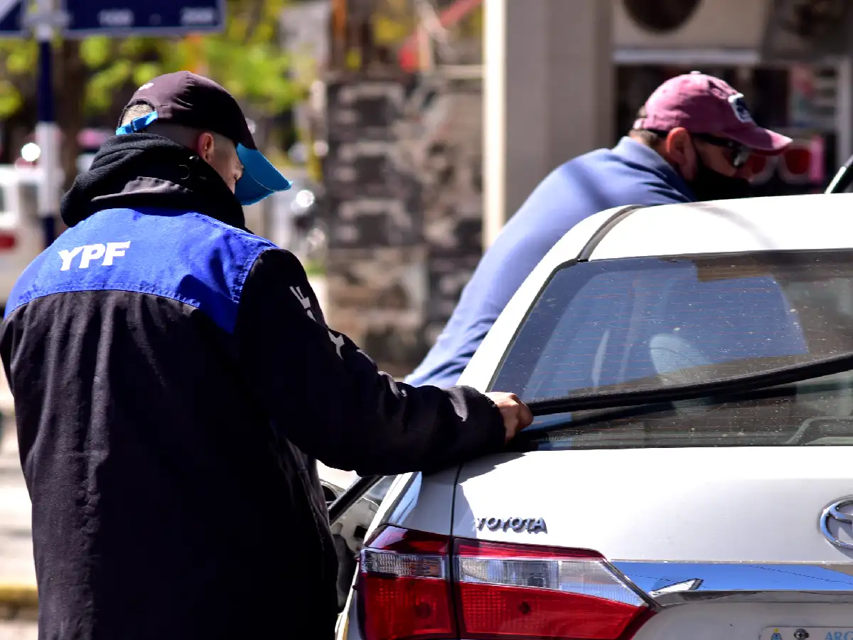 Aumentó la nafta: la gente ya no llena el tanque   