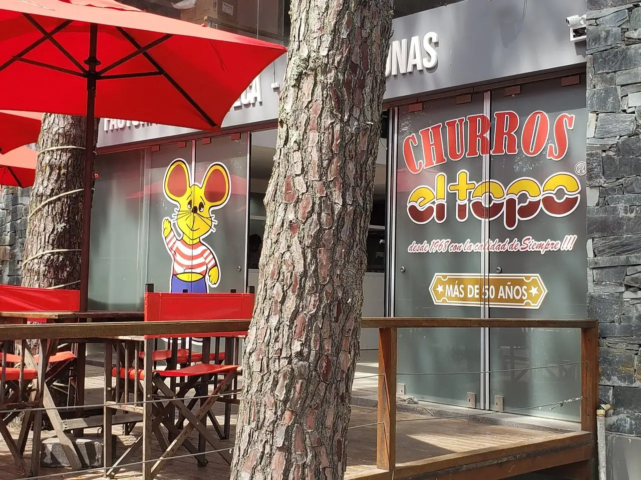 Tras conocerse la noticia de su muerte, la churrería anunció que la tradicional “madriguera de la 83” permanecerá cerrada por el resto de la temporada como señal de respeto y duelo. En el mensaje, la empresa también hizo llegar condolencias a la esposa de Elías, Betty, así como a sus hijas y nietos.