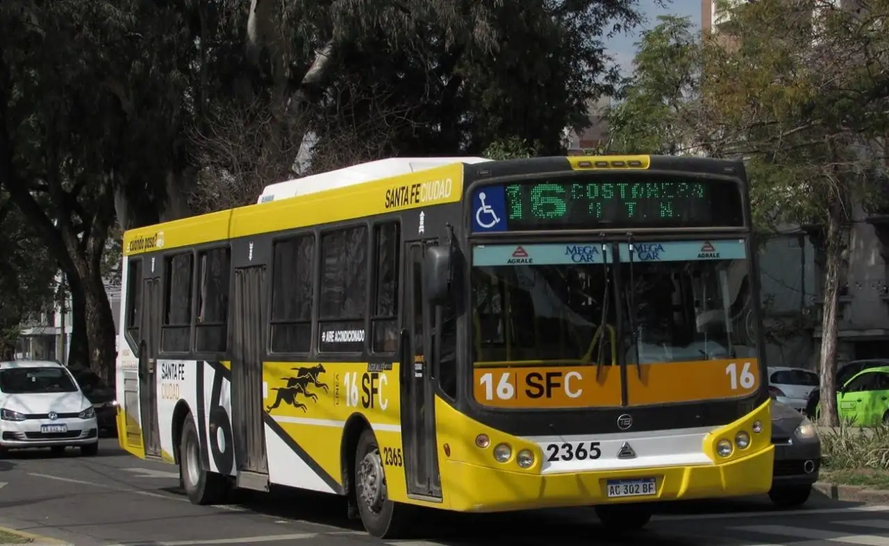 Ataque a piedrazos a un colectivo de la línea 16