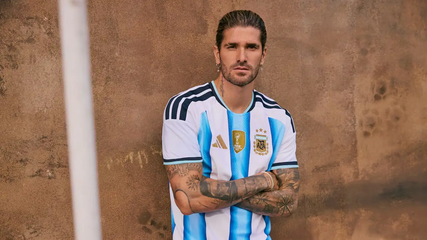 Rodrigo De Paul posando con la nueva camiseta
