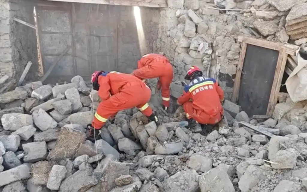 Los equipos de rescate buscan entre los escombros tras un terremoto en la localidad de Shigatse, en la Región Autónoma del Tíbet, China (Foto: EFE/Bomberos de Tibet).