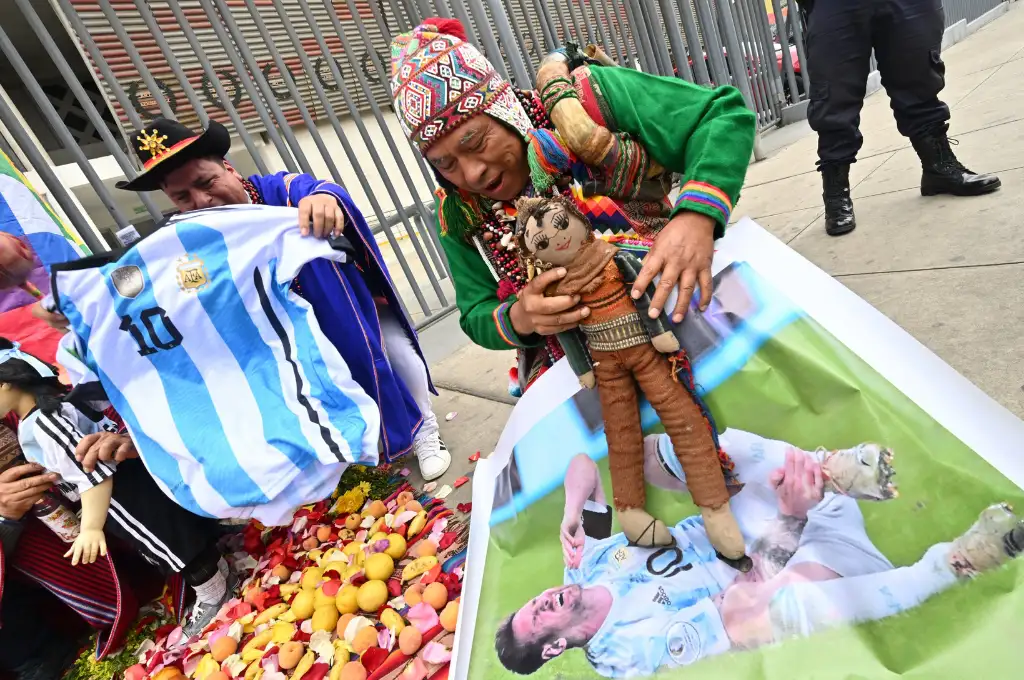 Hinchas peruanos buscan "frenar" al 10 argentino.