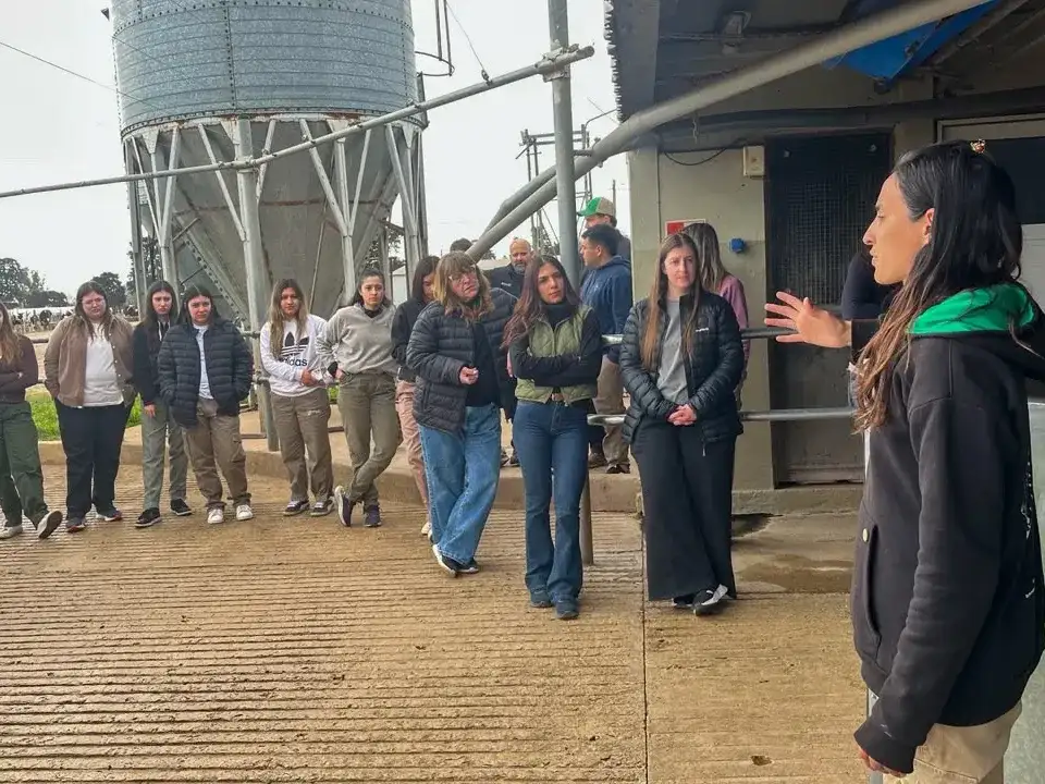 Estudiantes y docentes durante una visita técnica a un establecimiento agropecuario en Venado Tuerto, en el marco de las actividades de formación de la carrera de Ingeniería Agronómica que abrirá su preinscripción el próximo 28 de octubre.