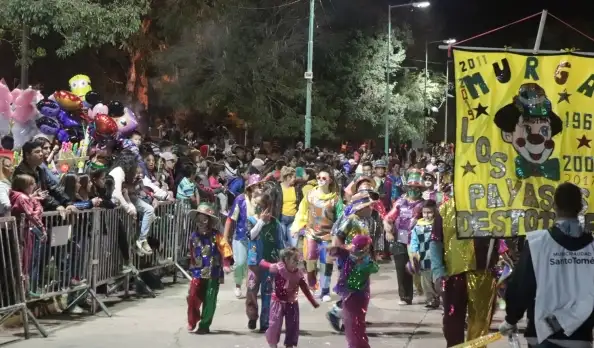 La fiesta de carnaval le puso calor al otoño santotomesino