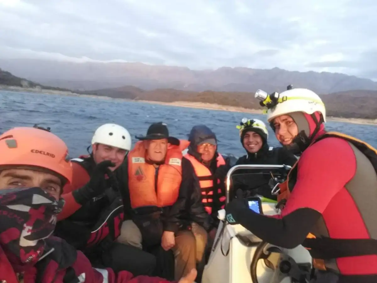 Rescataron a dos pescadores en el Dique La Viña