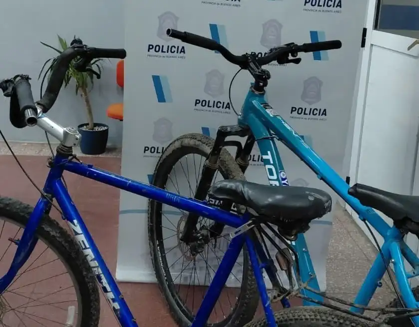 Los policías recuperaron la bicicleta denunciada como robada y secuestraron otro rodado que habría sido utilizado durante el asalto.