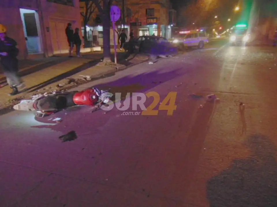 Fuerte accidente, con un motociclista herido en la madrugada de este sábado