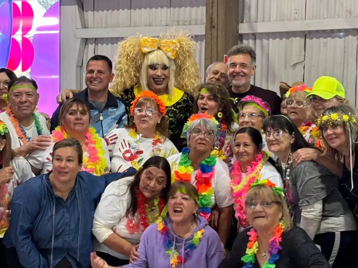 Adultos mayores de Firmat disfrutaron de una jornada recreativa llena de color, música y alegría, compartiendo un momento especial junto a artistas invitados.