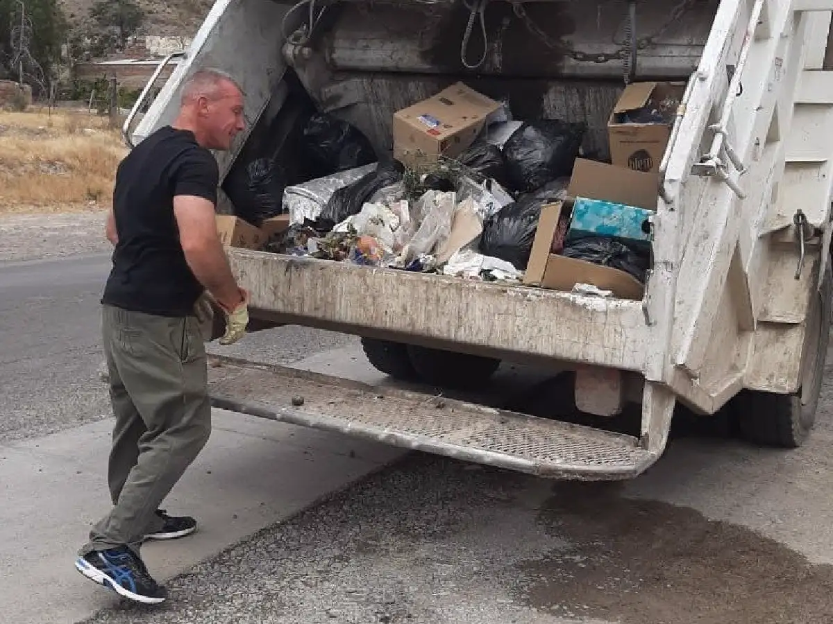 En su primer día como intendente se puso a juntar la basura acumulada por un paro