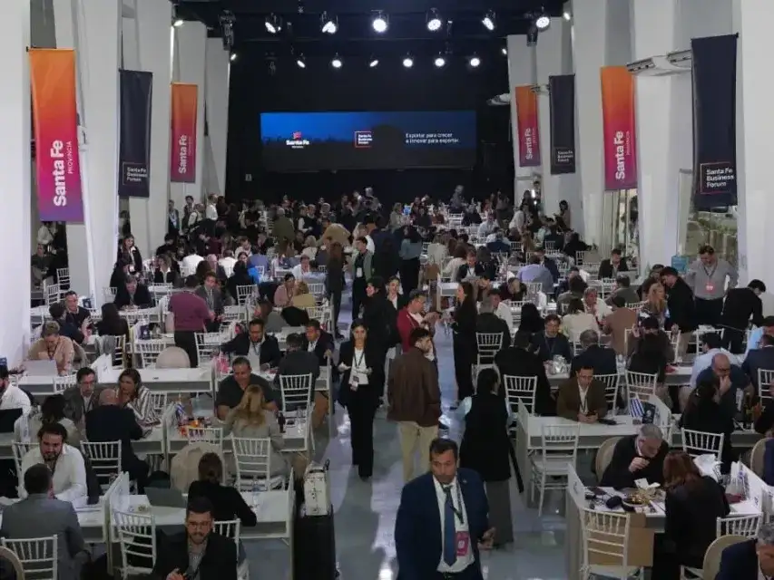 El salón principal del Santa Fe Business Forum colmado de empresarios y funcionarios durante la primera Ronda de Negocios RIGI.