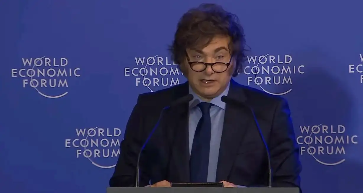 Milei dijo que está "construyendo una nueva Argentina sobre tres pilares fundamentales: una macroeconomía ordenada, anclada en el equilibrio fiscal, un esfuerzo titánico para desregular toda la economía". NA