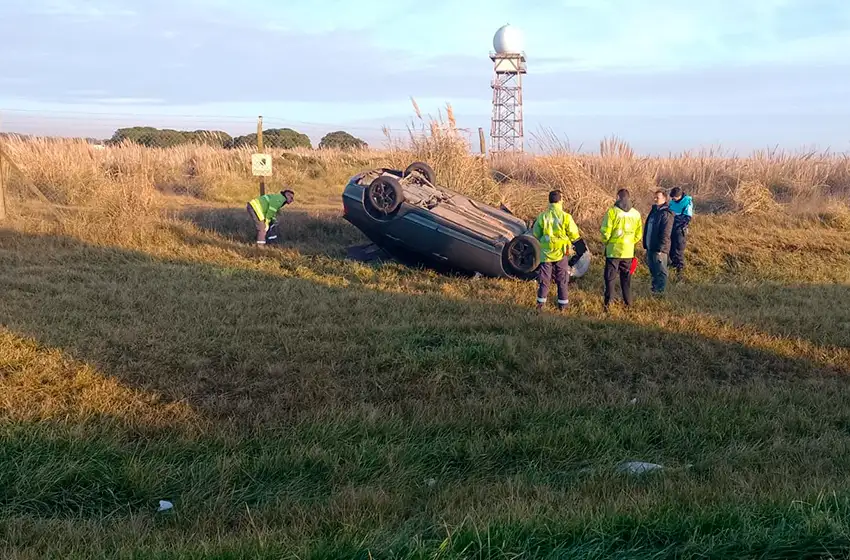 Perdió el control y terminó con el auto volcado al costado de la ruta
