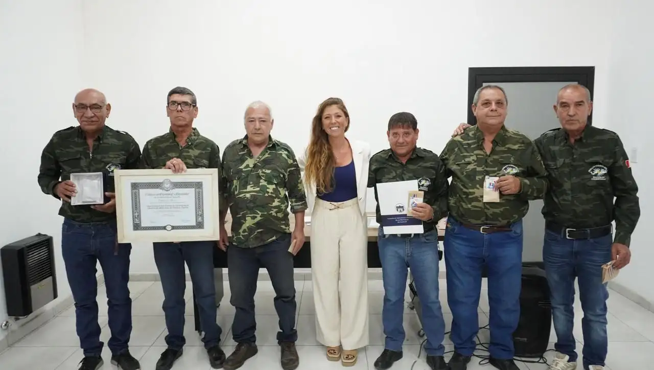 La diputada entregó las distinciones.