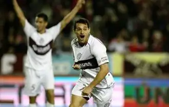 Lanús goleó a Olimpo y se metió en la pelea