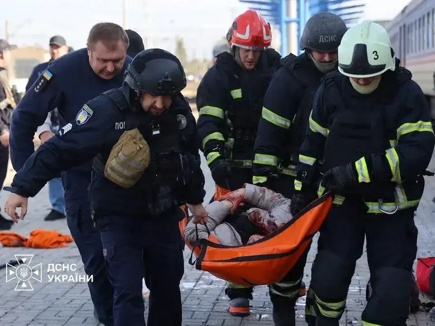 Equipos de emergencia asistieron a las víctimas tras el ataque contra un andén ferroviario de Dnipró, donde las autoridades ucranianas informaron 13 muertos.