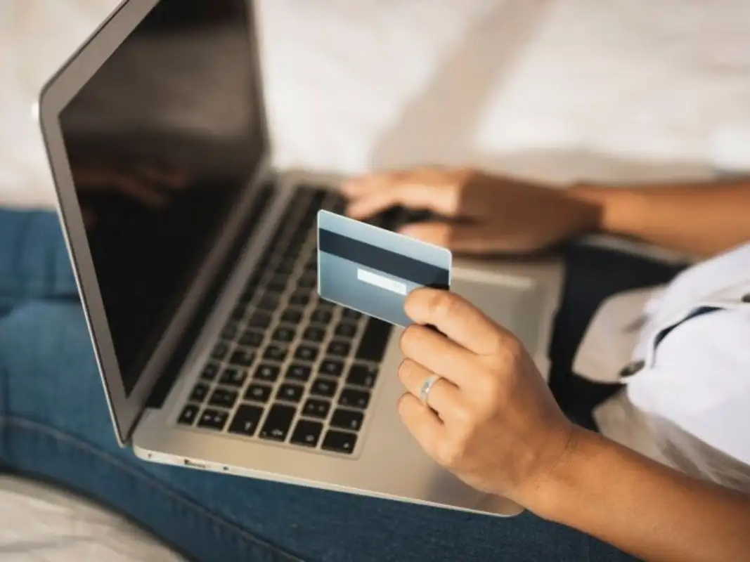 Los delincuentes digitales aprovechan la urgencia de las compras para engañar a los usuarios.