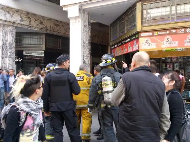 Evacuaron oficinas y comercios por un incendio en Rosario