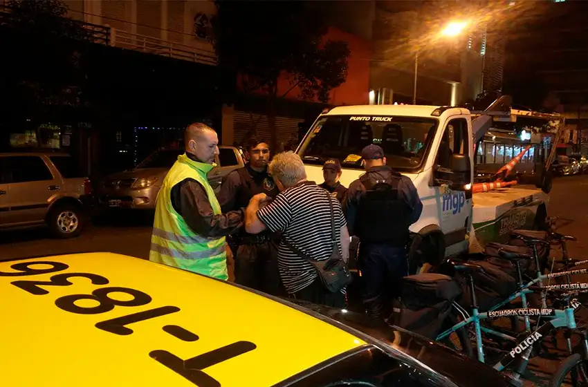 Taxista borracho atropelló a un peatón en pleno centro