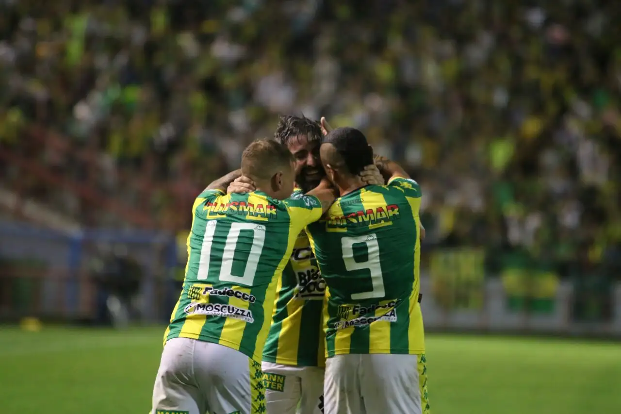 Aldosivi viajó a Corrientes buscando la punta