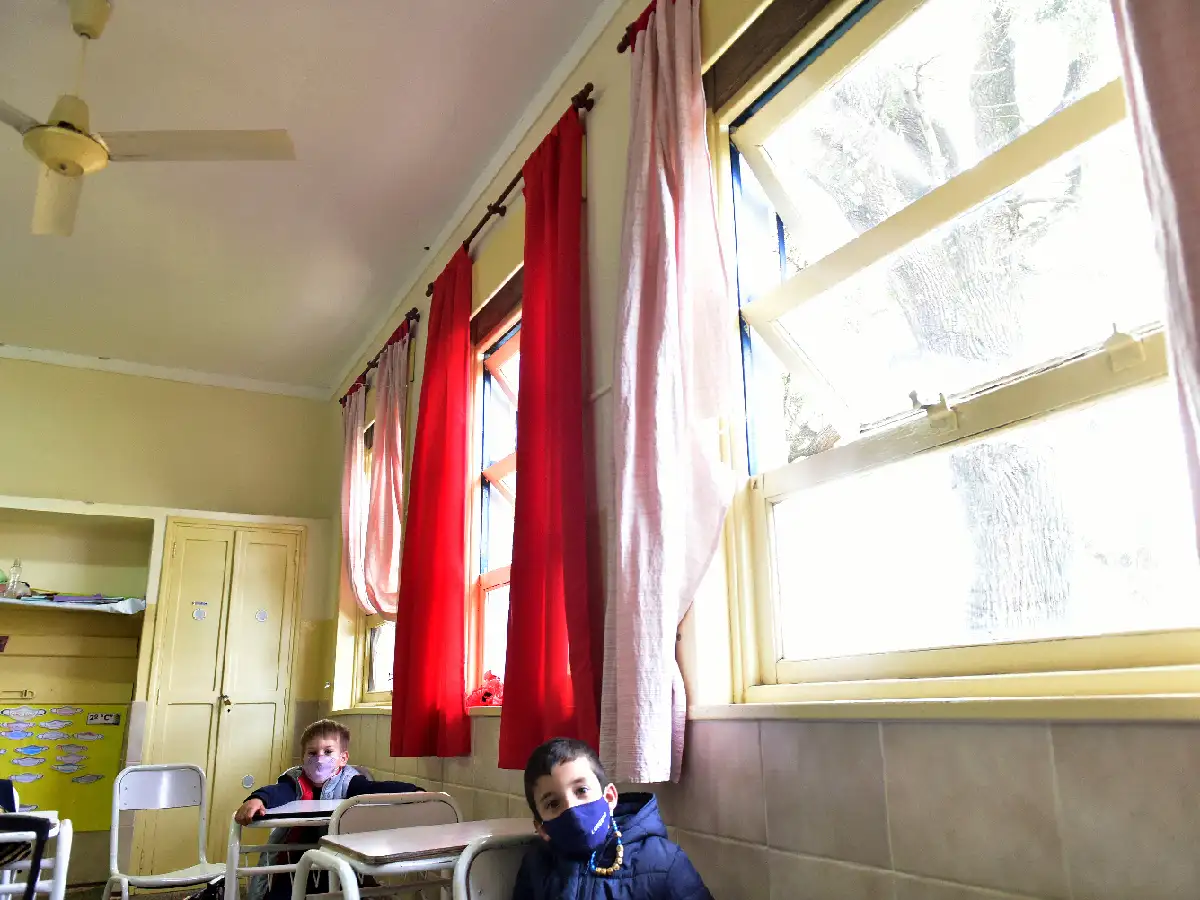 Frío, ventanas abiertas y ropa en capas, claves para la presencialidad escolar en pandemia 