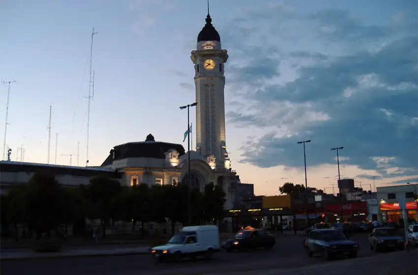Un joven provocó destrozos e hirió a dos personas en la Terminal