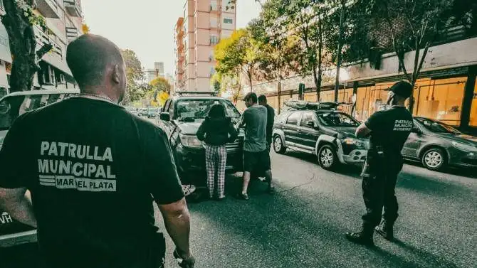 La Patrulla Municipal de Mar del Plata intervino rápidamente tras recibir una denuncia sobre una pareja sospechosa que estaba en la vía pública utilizando un vehículo como refugio para cometer ilícitos.