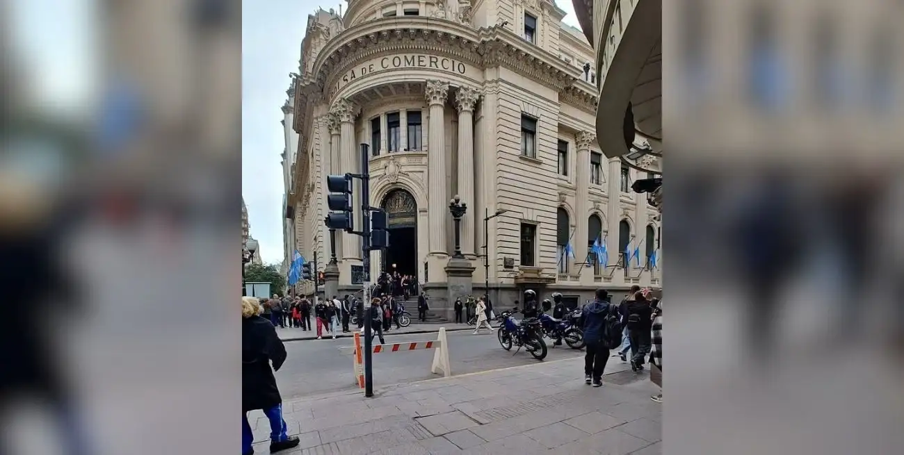 Gran operativo policial frente a la Bolsa de Comercio de Rosario.