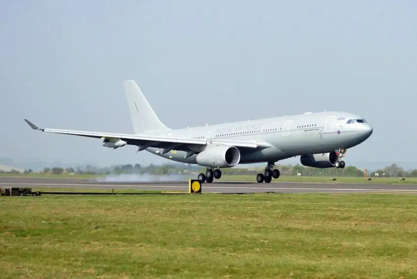Un avión británico ya pisó suelo argentino para sumarse al operativo