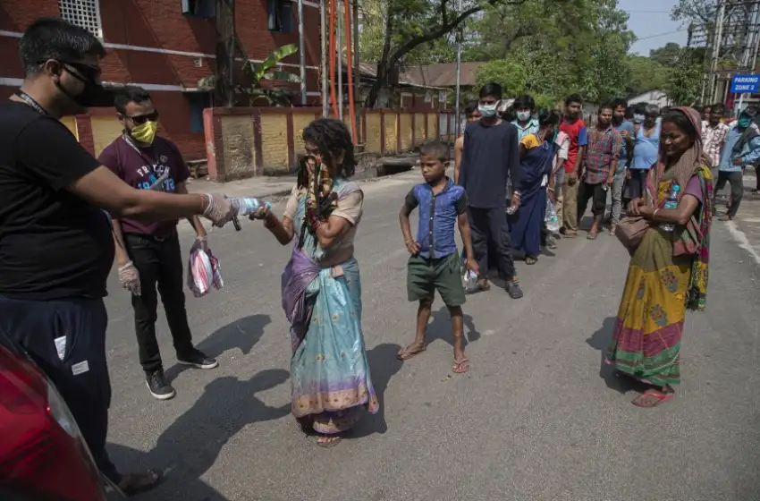 El coronavirus agrava aún más la situación sanitaria en India, que aprueba la Sputnik V