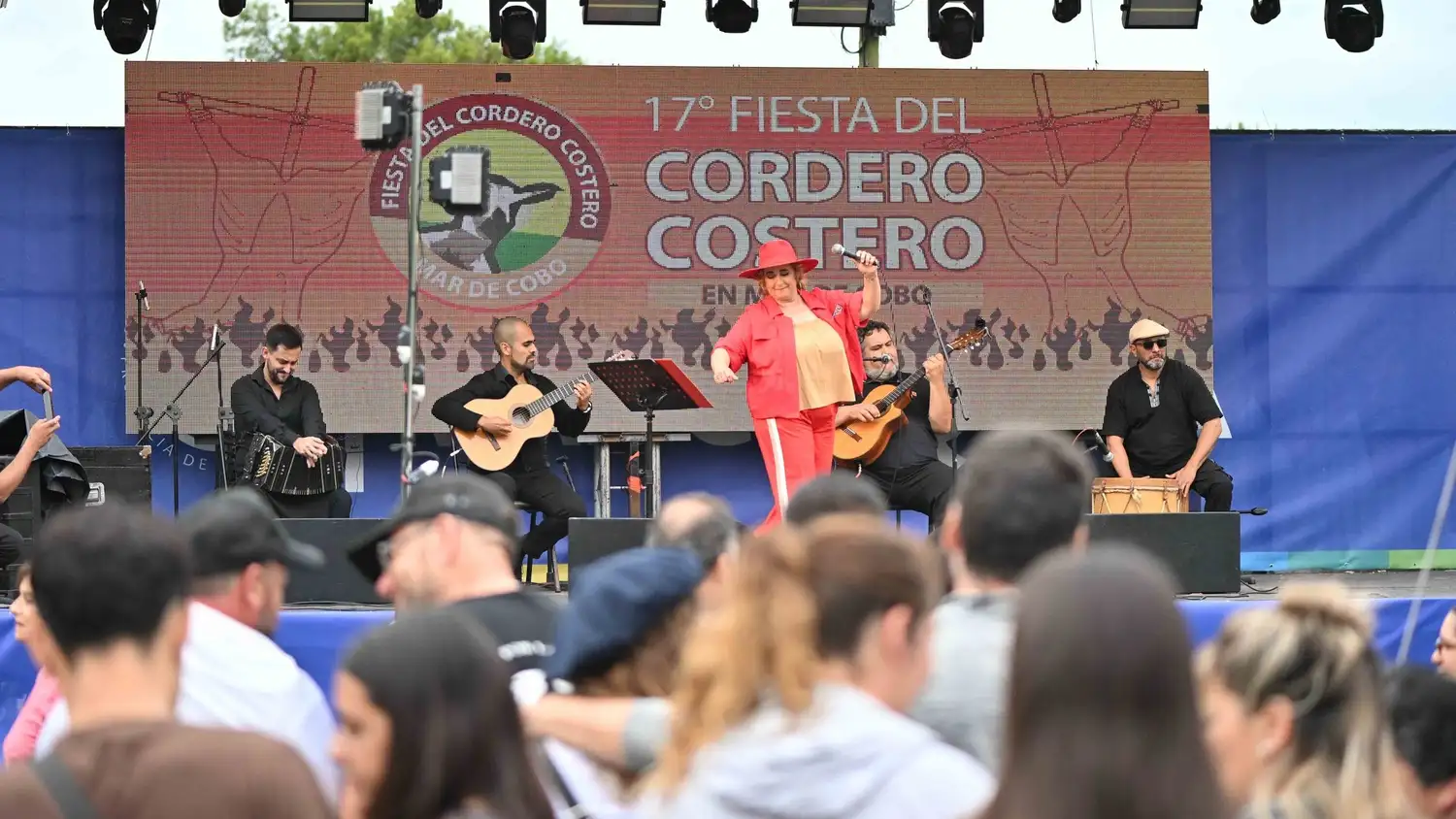 El domingo la fiesta comenzará más temprano, a las 11:00, con el clásico desfile que recorrerá la localidad