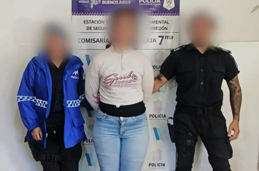 Junto a su hija de 8 años, mujer se llevaba 62 mil pesos en productos entre la ropa
