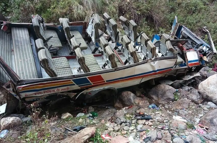 Al menos 48 muertos al caer un micro del Himalaya