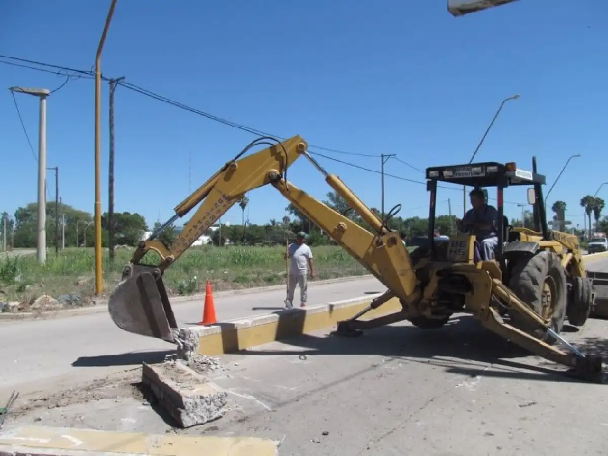 Demuelen el cordón que divide el interprovincial: "Con este material se podrían haber construido dos cuadras de cordón cuneta"